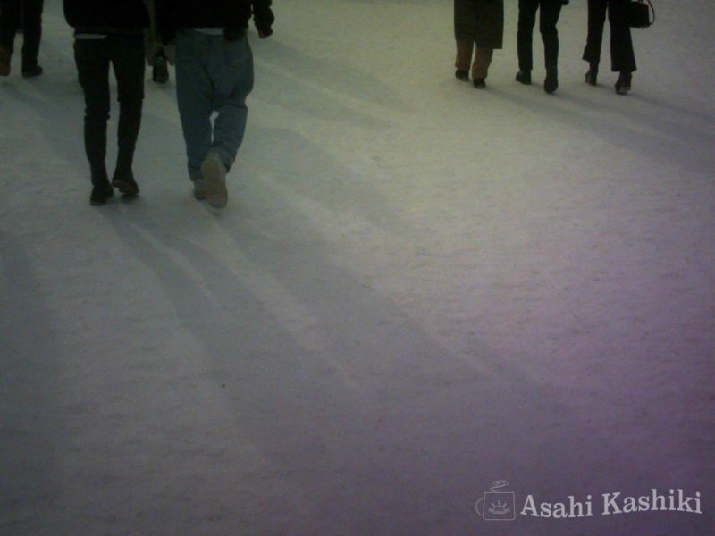 雪道を歩く歩行者３