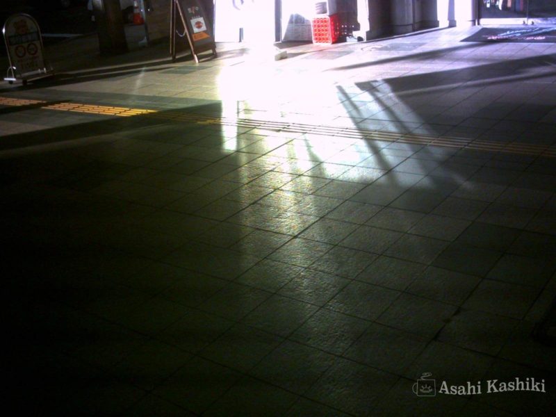 商店街の床に反射する光
