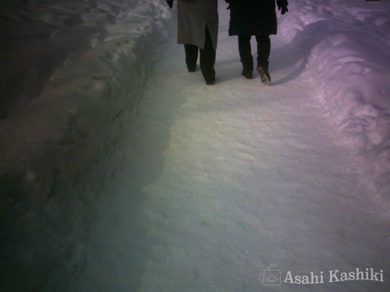 雪道を歩く歩行者１