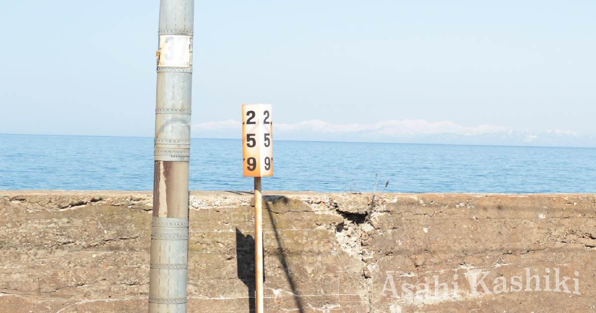 線路脇の標識と海