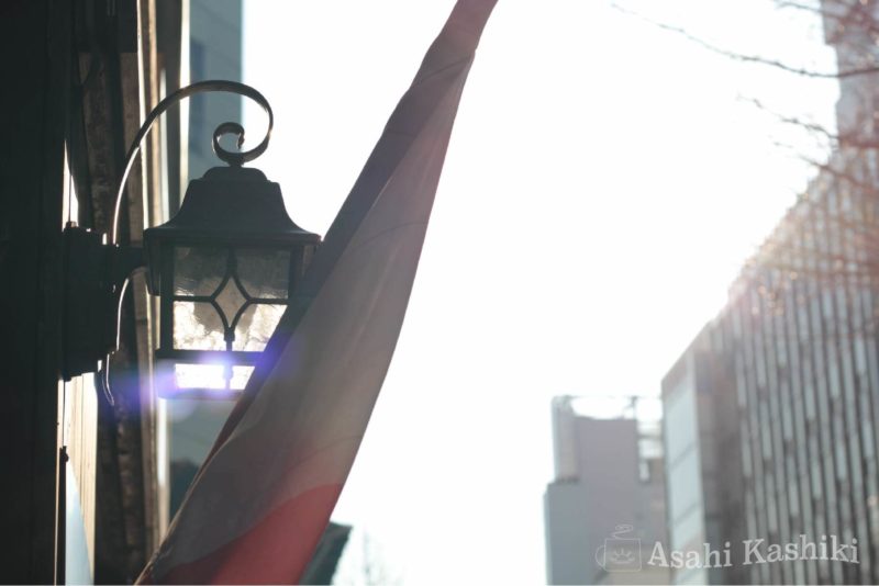 朝日に照らされるランプと旗