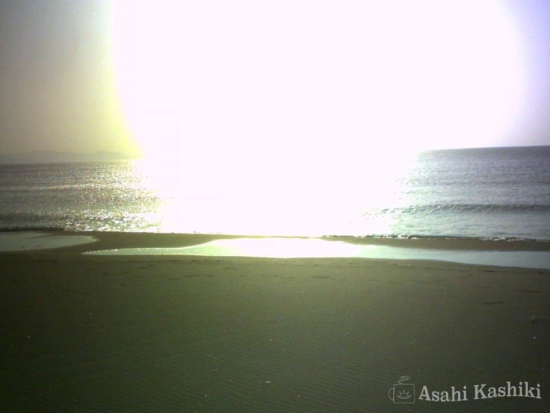 夕陽を反射する海