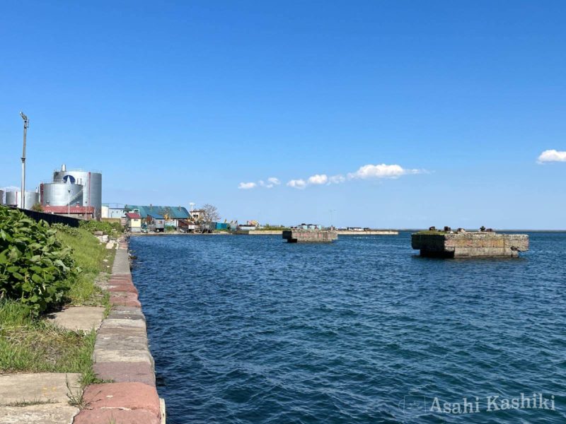 小樽北炭ローダー基礎と沿岸の建物
