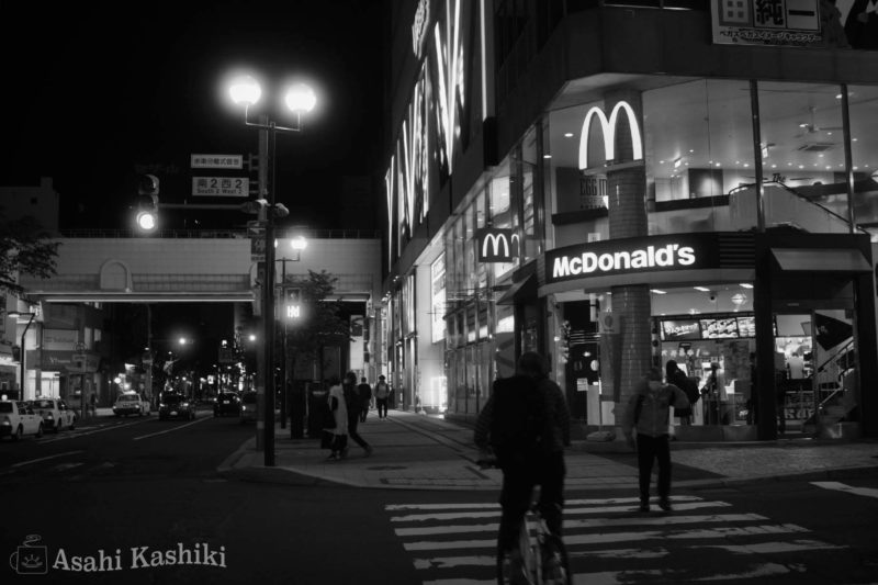 夜の繁華街（札幌狸小路）