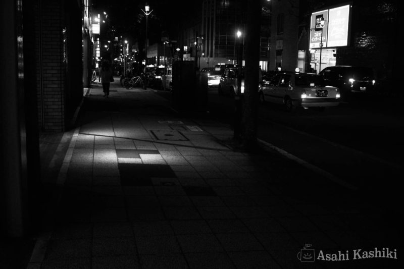 夜の路地と歩く人々