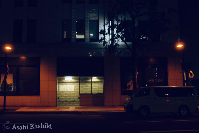 夜、ぼんやりと明かりが灯る札幌地下鉄の入り口