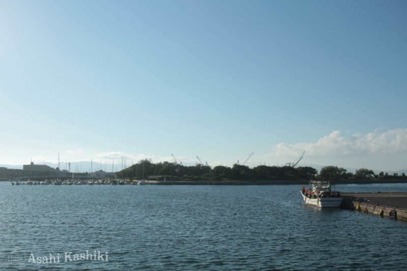 函館港の海と、港に泊まるボート