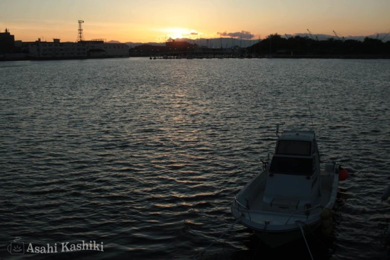 函館港・夕日に染まる空と海