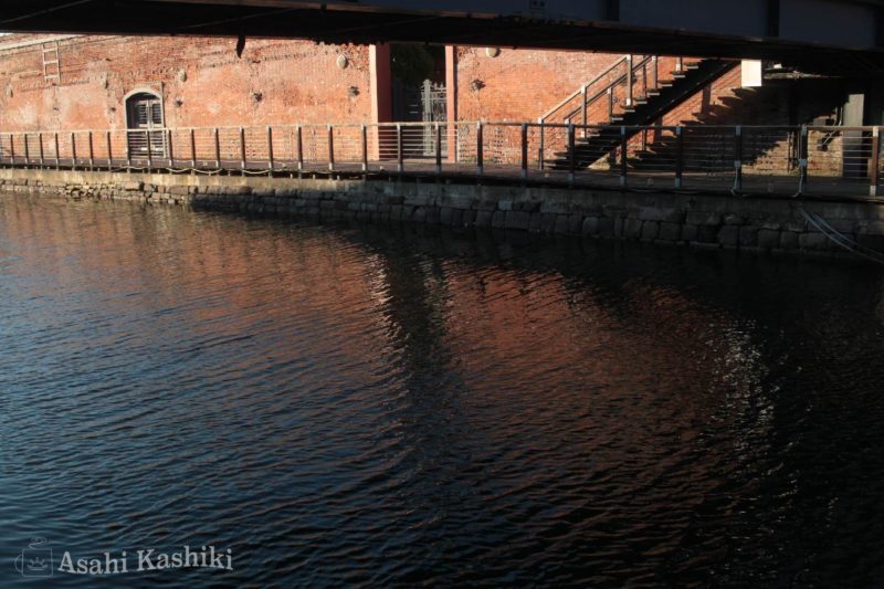 函館・金森赤レンガ倉庫・運河の水面に映る赤レンガの壁