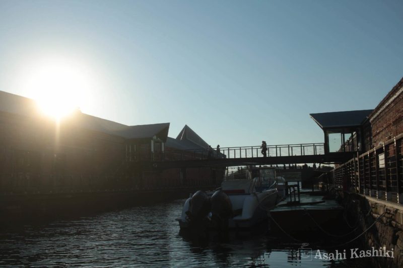 函館・金森赤レンガ倉庫・運河に降り注ぐ夕日の光