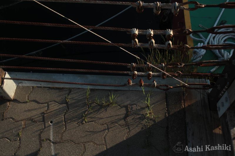 函館・金森赤レンガ倉庫・鉄製の柵と地面に伸びる影