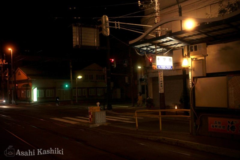 函館市電・十字街電停・夜のホーム