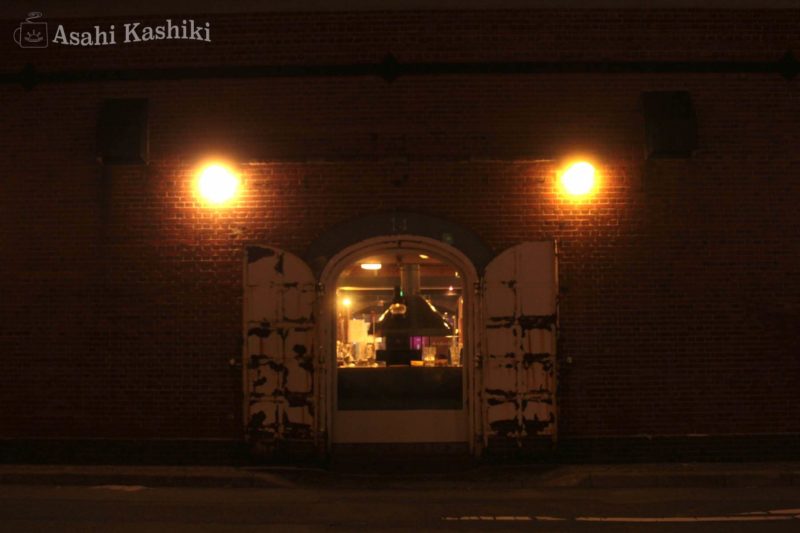 函館・金森赤レンガ倉庫・路地に洩れる喫茶店の明かり