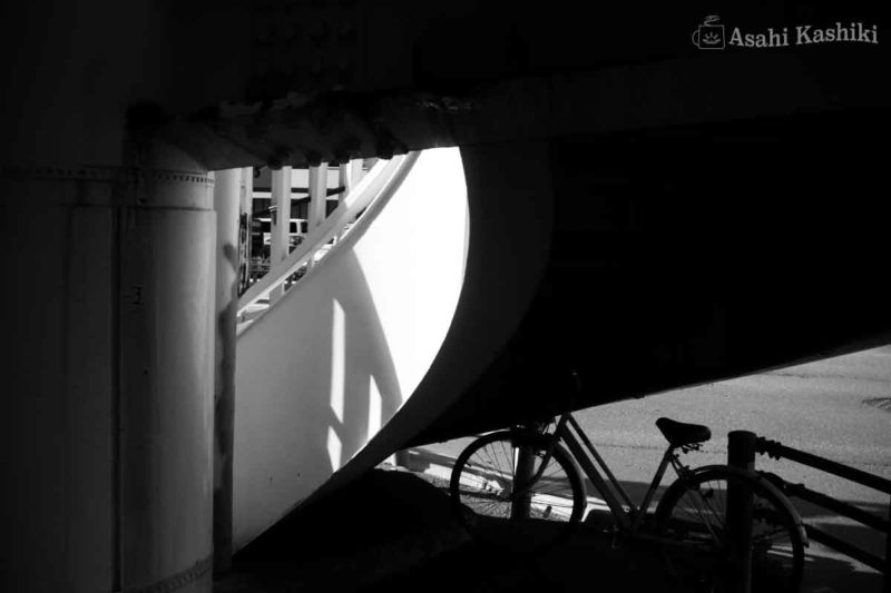 札幌の十字歩道橋・階段下に停められた自転車