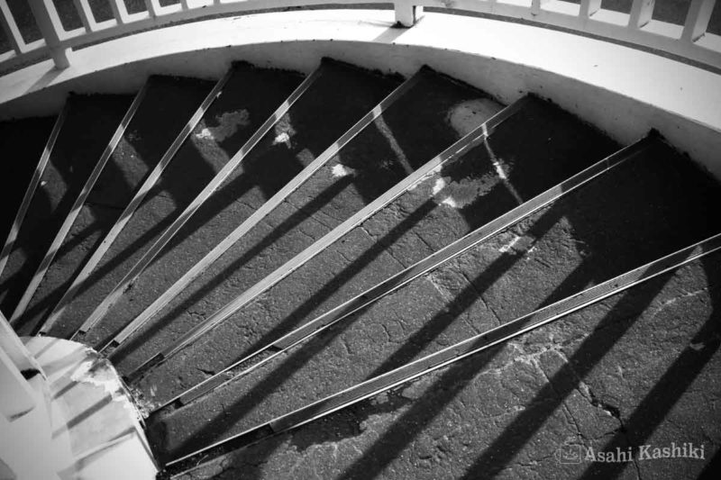 札幌・十字歩道橋の螺旋階段を降りる