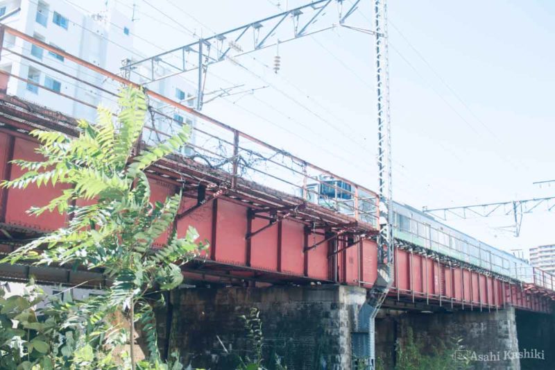 古い鉄橋を走る函館本線の電車。