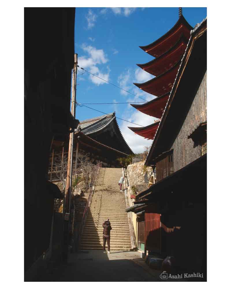長く続く階段と千畳閣（豊国神社）。その上には、真っ青な空が広がる。